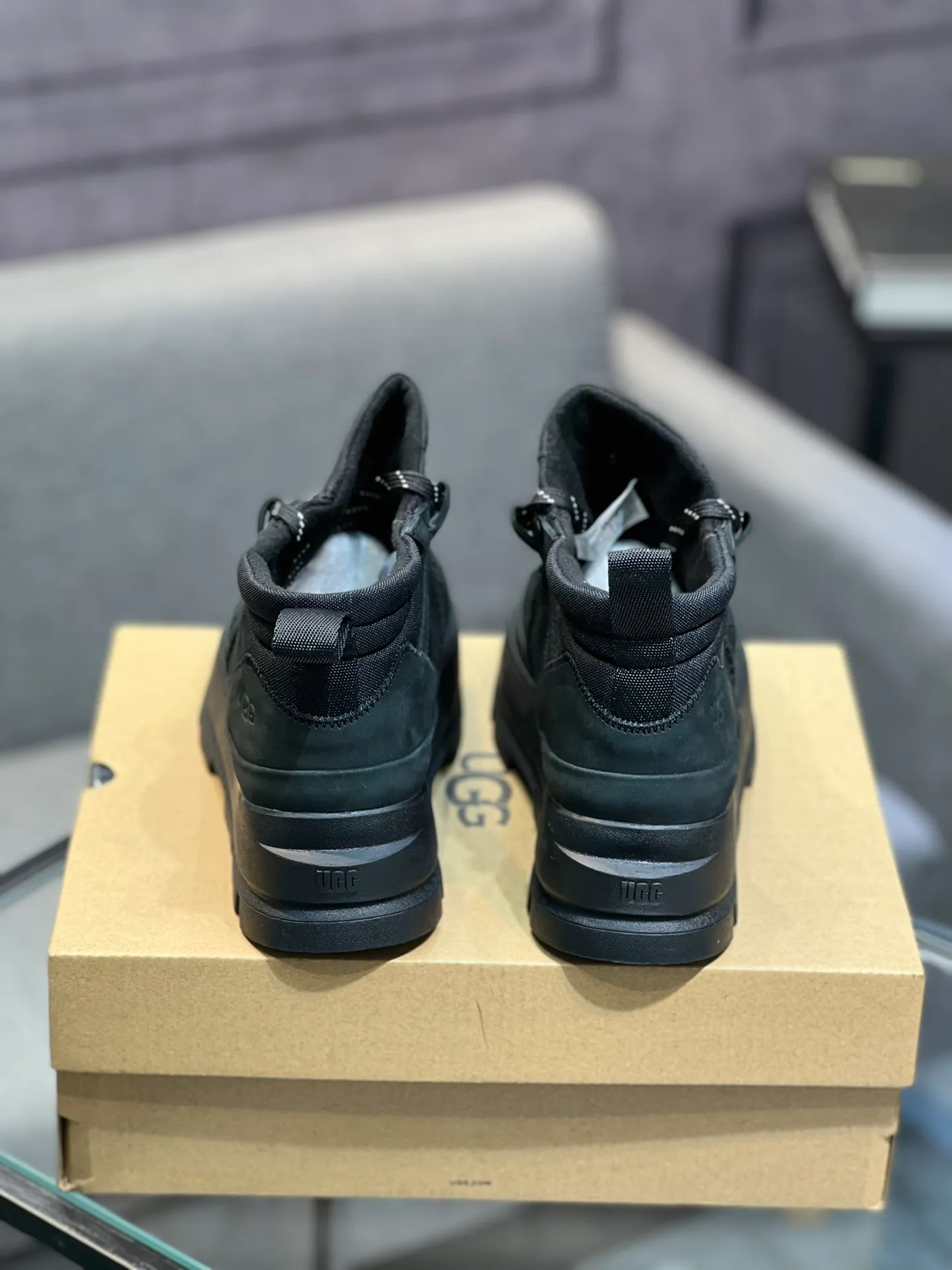 Men's shoes 💰620 (UGG) New 👉 Warm series for casual men, the simple and elegant shoe style sublimates the classics, the fabric is made of imported cowhide embossed ➕ warm real wool lining, and the special rubber outsole upgrades the wearing experience ✌️ Comfortable on the feet, very domineering! Code number:38-44
